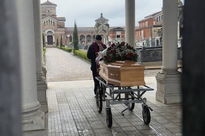 Un sacerdote oficia un responso por una víctima del virus en la ciudad italiana de Brescello.