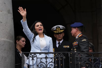 Verónica Abad saluda a una multitud desde el palacio de Carondelet en Quito (Ecuador), en noviembre de 2023.