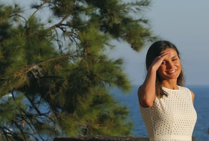 La reina Letizia aterrizó este sábado en la isla en compañía de sus hijas. 