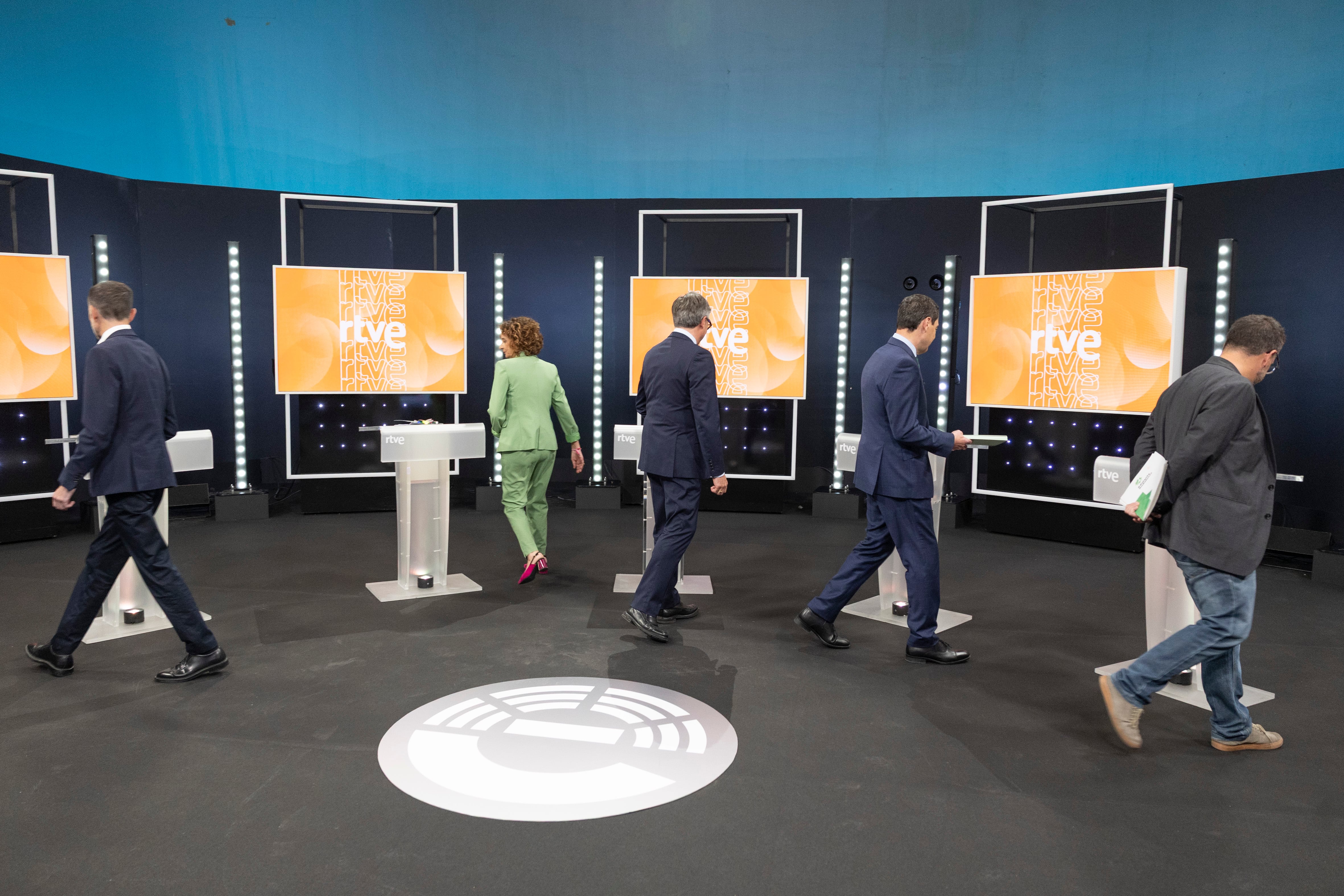 Los candidatos a la presidencia de la Junta de Andalucía se dirigen a sus atriles al principio del debate.