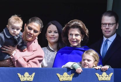 Los pr&iacute;ncipes Daniel y Victoria de Suecia con sus hijos, Estela y Oscar, la princiesa Sofia de Suecia y la reina Silvia de Suecia, en el cumplea&ntilde;os del rey Carlos Gustavo de Suecia este a&ntilde;o.