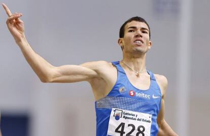 Adel Mechaal, imponiéndose en el 1.500 del campeonato de España en pista cubierta.