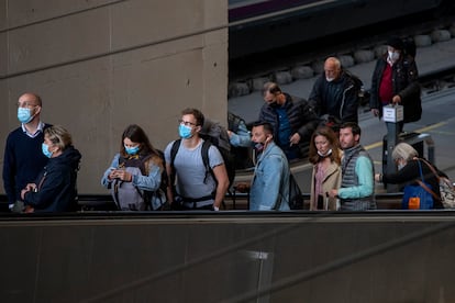 Viajeros en el interior de la estación de Santa Justa de Sevilla el miércoles.