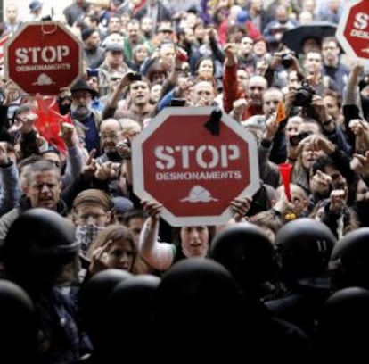 Picketers in downtown Valencia distributing information in support of the strike under the watchful eye of riot police.