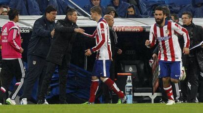 Simeone saluda a Torres, que sale por Arda.