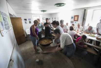 Un grupo de vecinos de Sarnago preparan la comida.