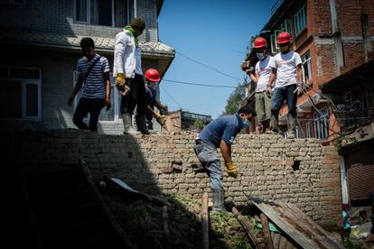 Reconstrucción de una casa tras el terremoto.