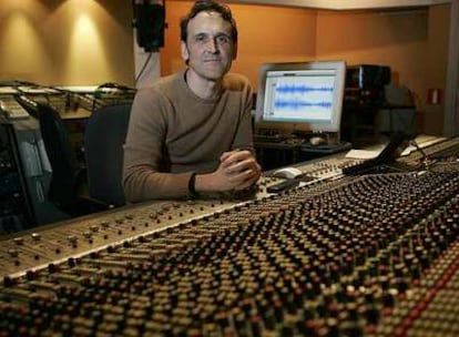 Alberto Iglesias posa en un estudio de grabación, en una imagen de 2006.