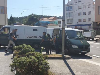 Uno de los detenidos sale de los juzgados de Corcubión para ingresar en prisión.
