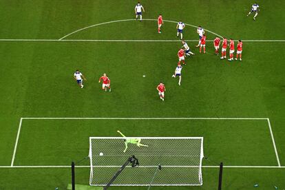 Acción del primer gol de Inglaterra marcado por Marcus Rashford. (Photo by Javier SORIANO / AFP)