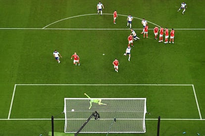 Acción del primer gol de Inglaterra marcado por Marcus Rashford. (Photo by Javier SORIANO / AFP)