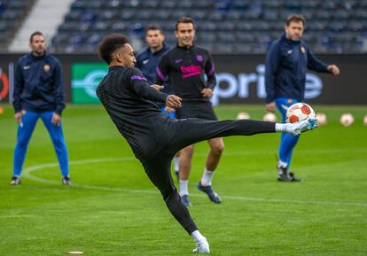 Aubameyang y sus compañeros del FC Barcelona se entrenan en el estadio del Eintracht.