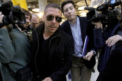 El técnico argentino Diego Simeone a su llegada al aeropuerto de Madrid-Barajas.