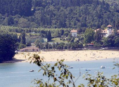 Vista de los terrenos de las colonias de la BBK en Sukarrieta, con la playa de San Antonio en primer término.