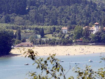 Vista de los terrenos de las colonias de la BBK en Sukarrieta, con la playa de San Antonio en primer término.