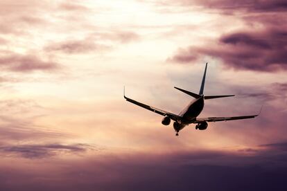 Passenger jet descending