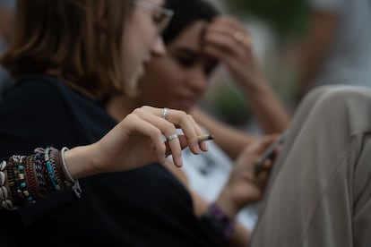 Varios jóvenes fuman en las inmediaciones del colegio Pia Balmes, en Barcelona.