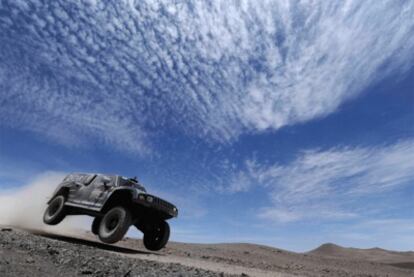 El piloto catarí Nasser Al-Attiyah conduce su Hummer en la octava etapa del Rally Dakar de Copiapó a Antofagasta.