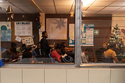 Venezuelan migrants in the hall during an informative talk at the Casa del Migrante. 