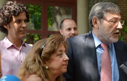 De izquierda a derecha, los concejales socialistas Pedro Zerolo, Carmen Sánchez-Carazo y Jaime Lissavetzky, ayer en Vallecas.