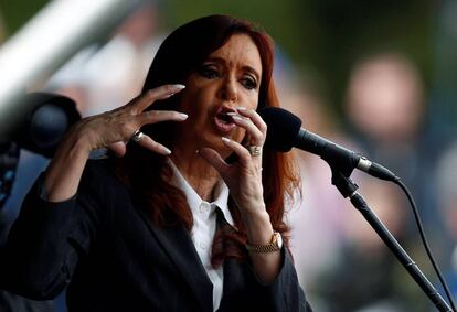 La expresidenta Cristina Fernández de Kirchner da un discurso ante los Tribunales, donde declaró el 13 de abril