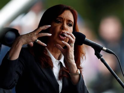 La expresidenta Cristina Fernández de Kirchner da un discurso ante los Tribunales, donde declaró el 13 de abril