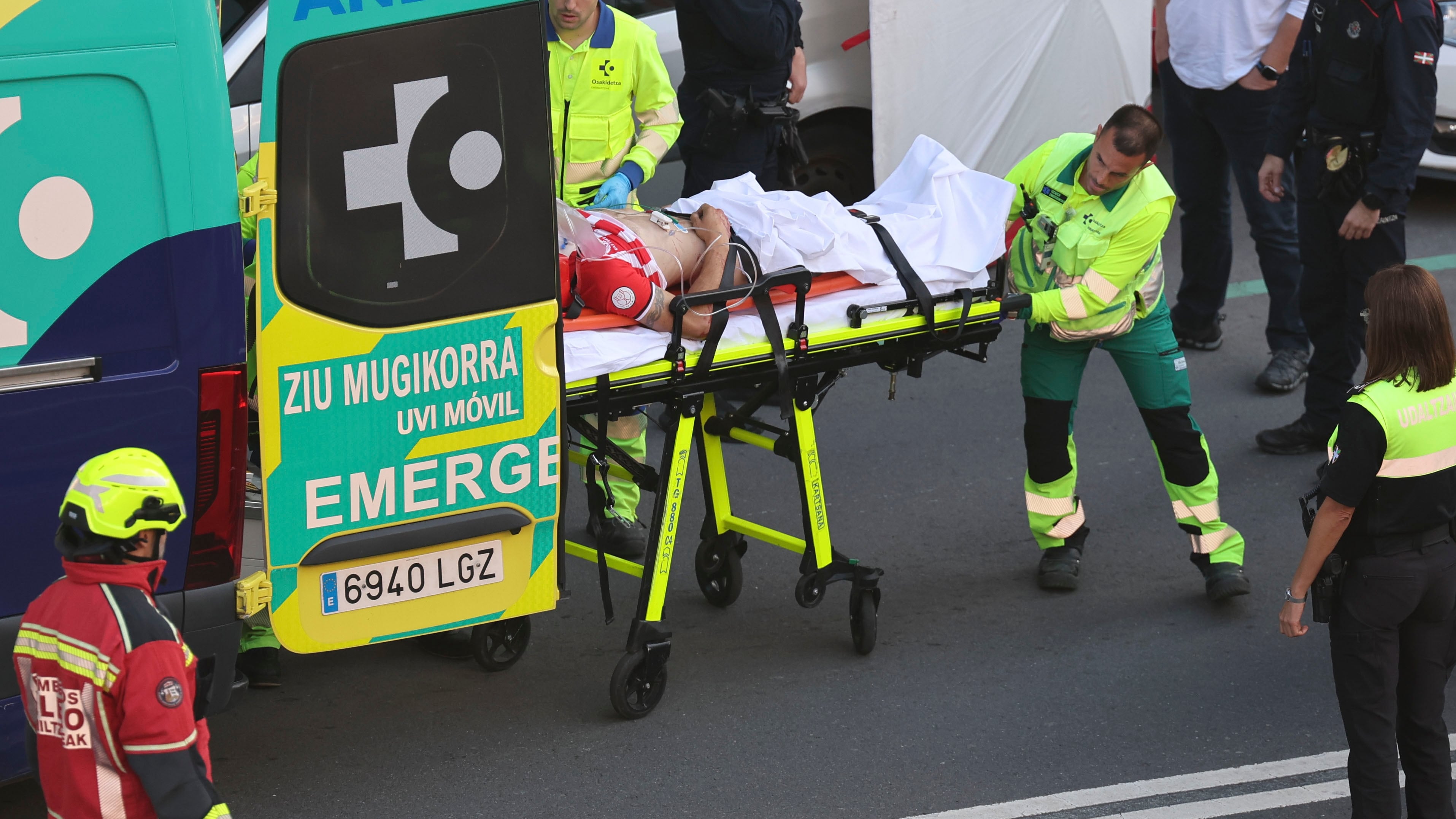 Un hombre apuñala a sus padres en Bilbao y se lanza al vacío tras estar atrincherado tres horas