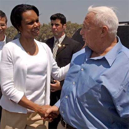 La secretaria de Estado de EE UU, Condoleezza Rice, saluda al primer ministro issraelí, Ariel Sharon, en Negev.