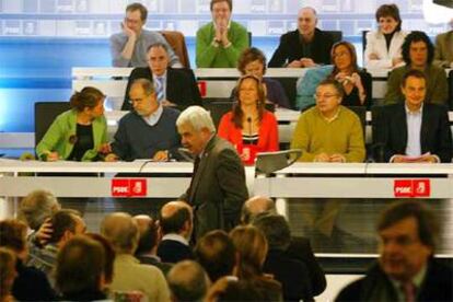 Pasqual Maragall, en el centro de pie, durante la reunión del Comité Federal del PSOE.