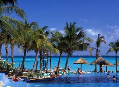 Las divisas por turismo disminuyeron un 17% en México durante el primer semestre del año. En la imagen, un hotel de Cancún.