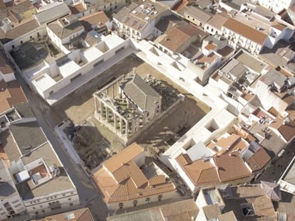 El templo de Diana, en Mérida, a vista de pájaro, con la intervención que encuadra la plaza (en blanco) del arquitecto José María Sánchez García.