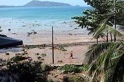 Imagen extraída del vídeo grabado por un turista en un hotel situado en una playa de Phuket (Tailandia).