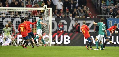 Müller dispara desde la frontal del área en el gol de Alemania.
