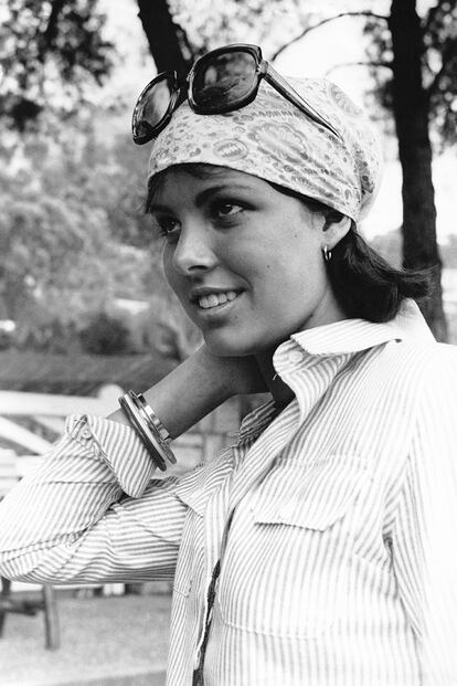 Cómo mantener a raya la melena es otro elemento importante a tener en cuenta: Carolina de Mónaco lo soluciona con pañuelos anudados a la cabeza.