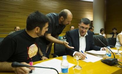 Los diputados Ignacio Blanco (EUPV), Josep Moreno (PSPV) y Enric Morera, (Comprom&iacute;s), en la comisi&oacute;n de control de RTVV.