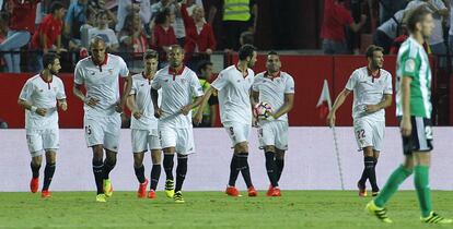 Los jugadores del Sevilla celebran el primer gol del equipo, obra de Mercado.