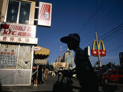 Una remozada calle de Pekín, con establecimientos de McDonald's y KFC.