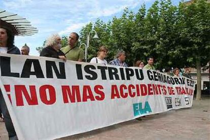 Representantes de los sindicatos nacionalistas se concentraron ayer ante el Ayuntamiento de Derio en protesta por el último accidente mortal.