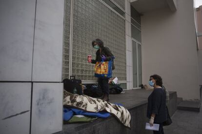 La Fundación Arrels ha organizado un dispositivo de asistencia con reparto de comida a los sin techo de Barcelona. En la imagen Maite y Merce conversan con Tina, una sin techo que vive en las proximidades del MACBA.