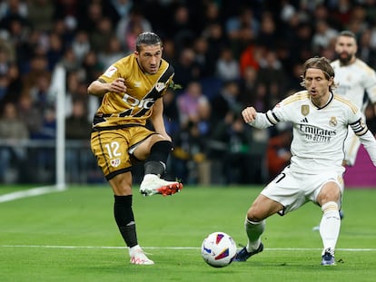 Espino y Modric, durante el partido entre el Real Madrid y el Rayo Vallecano.