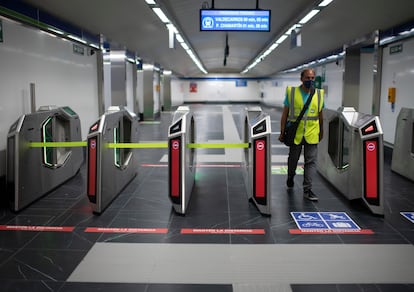 Un operario pasaba por los tornos de la estación de Gran Vía, el 15 de julio de 2021.