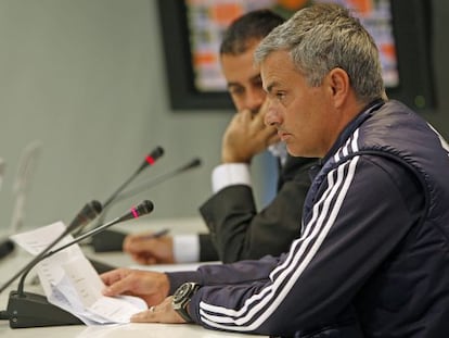 Mourinho, con la lista de canteranos que ley&oacute; ayer en la sala de prensa. 