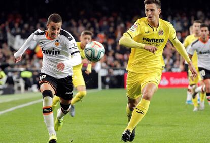 Rodrigo corre junto a Pau Torres.