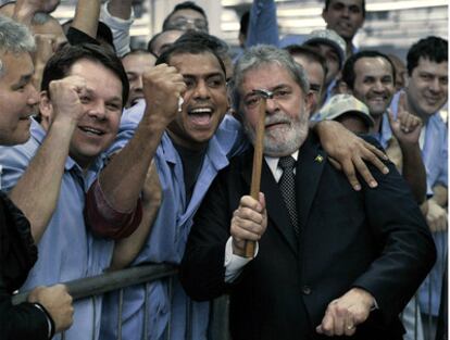 El presidente de Brasil, Lula, junto con unos obreros de una fábrica de coches.