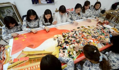 Mujeres chinas elaboran un mural para la celebración del día internacional de la mujer en Yangzhou, al este de China el 6 de marzo.