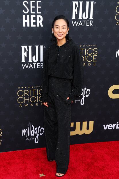 Greta Lee, nominada por 'Vidas pasadas', con un conjunto negro con brillos de Loewe y joyas de Tiffany & Co.