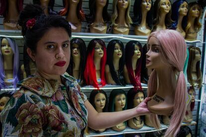 La escritora Didí Gutiérrez, antologadora de 'Las elegantes', en la tienda de pelucas Sens Hair, en el centro de Ciudad de México.