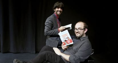 Diego San José (i) y Borja Cobeaga (d).