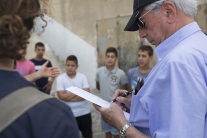 Un grupo de adolescentes del barrio de Silwan conversan con el Premio Nobel.