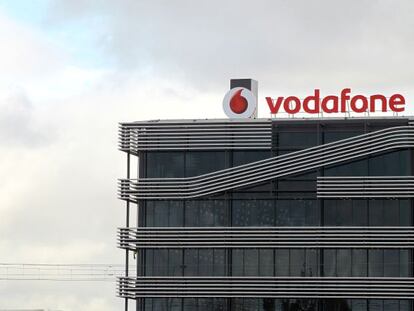 Logotipo de Vodafone en su sede de Madrid.